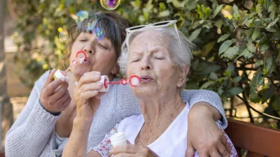 Vedno je dobro v sebi imeti tudi delček tistega, kar nas naredi mlade. / Foto: Istock