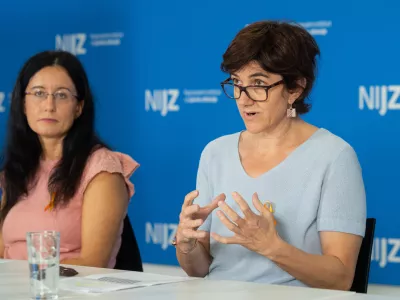 Ljubljana, NIJZ.Novinarska konferenca Nacionalnega instituta za javno zdravje (NIJZ) ob svetovnem dnevu preprecevanja samomora, na kateri so predstavili aktualne podatke na podrocju umrljivosti zaradi samomora in aktivnosti za preprecevanje samomora, ki se izvajajo v Sloveniji.Psihologinja Vita Postuvan in vodja programskega odbora za preprecevanje samomora pri nacionalnem programu za dusevno zdravje MIRA Sasa Roskar.