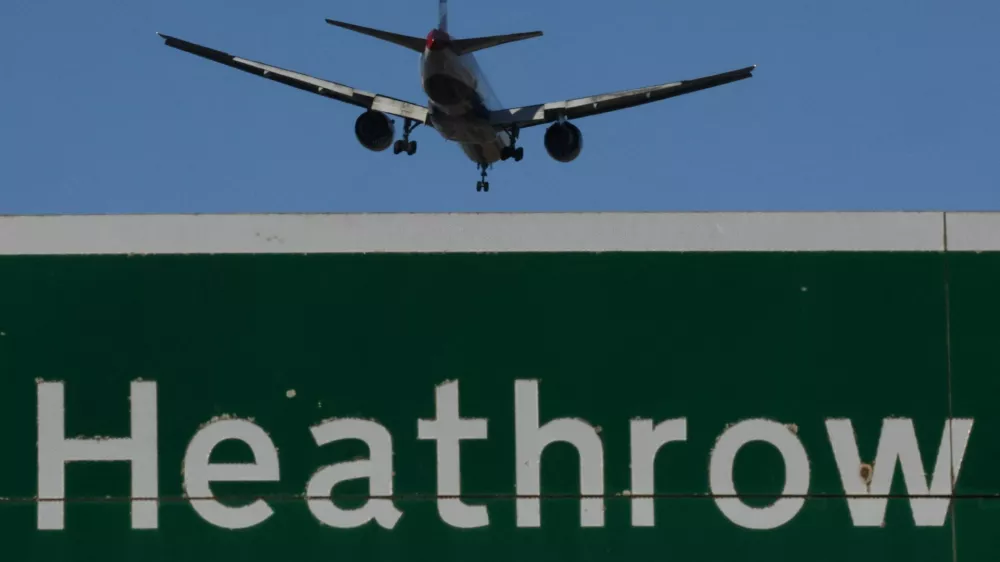 A passenger plane makes its landing approach to Heathrow Airport in London, Britain, September 9, 2026. Hundreds of flights at major British airports were disrupted on Tuesday after air traffic control provider NATS experienced a technical issue, with Heathrow, Gatwick, Manchester and Stansted among the airports affected by restrictions and delays. REUTERS/Toby Melville