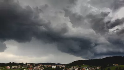 Nad slovenijo se zgrinjajo dramatični oblaki. Slika je simbolična.