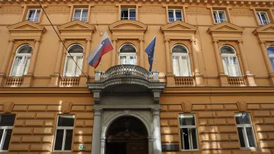 21.5.2026 - Ustavno sodišče - vabimo vas na izjavo poslank Svobode Tereze Novak in Lucije Tacer Perlin. Poslanki bosta podprli Darka Nikolovskega, ki bo zaradi vpliva tujih obveščevalnih služb, zaradi česar je bila kršena pravica do svobodnih volitev, vložil ustavno pritožbo.zjava poslank in vlagatelja bo danes, 21. 5. 2026, ob 9.00 pred vhodom na sedež Ustavnega sodišča RS (Beethovnova ulica 10).Foto: Luka Cjuha