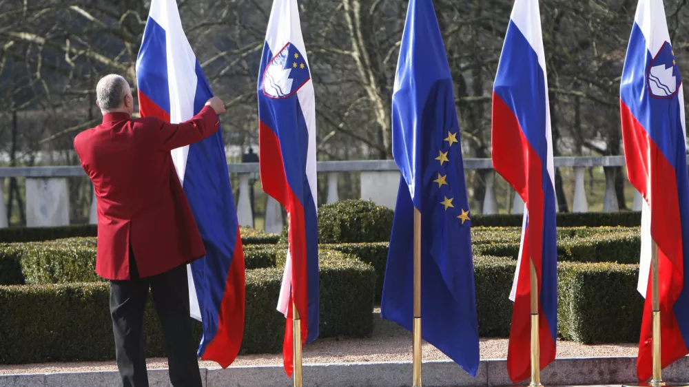 - ilustrativna fotografija - ruska zastava - uradni obisk predsednika vlade Rusije Vladimirja Vladimiroviča Putina v Sloveniji 2011 - //FOTO: Tomaž Skale