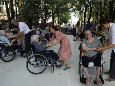 27.8.2026 - DSO Tabor - dom upokojencev - starost - dolgotrajna oskrba - sosedsko druženje in ples pod kro&scaron;njami v parku Tabor Foto: Luka Cjuha