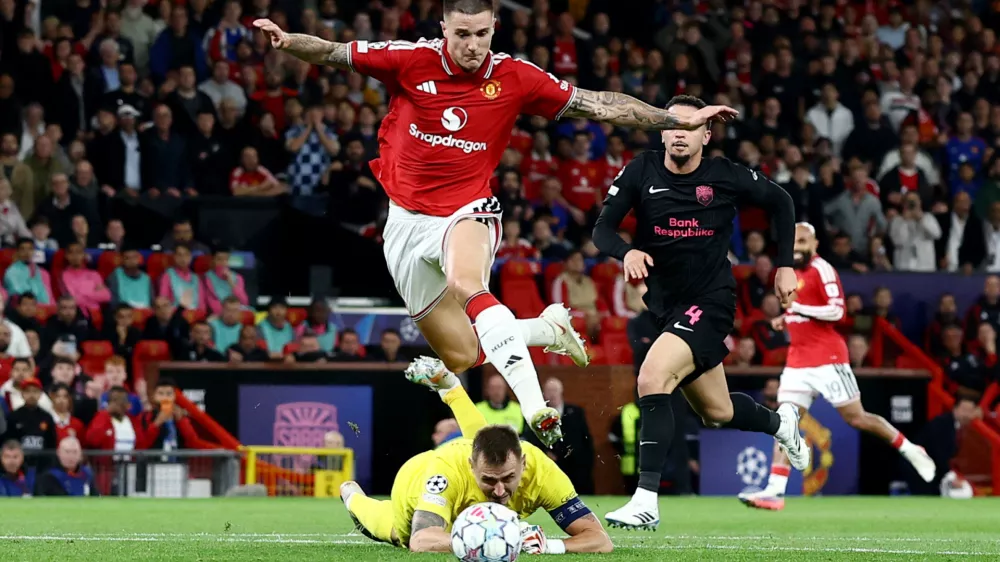 Soccer Football - UEFA Champions League - Manchester United v Sabah - Old Trafford, Manchester, Britain - September 10, 2026 Manchester United's Benjamin Sesko in action with Sabah's Stas Pokatilov before scoring their third goal Action Images via Reuters/Lee Smith