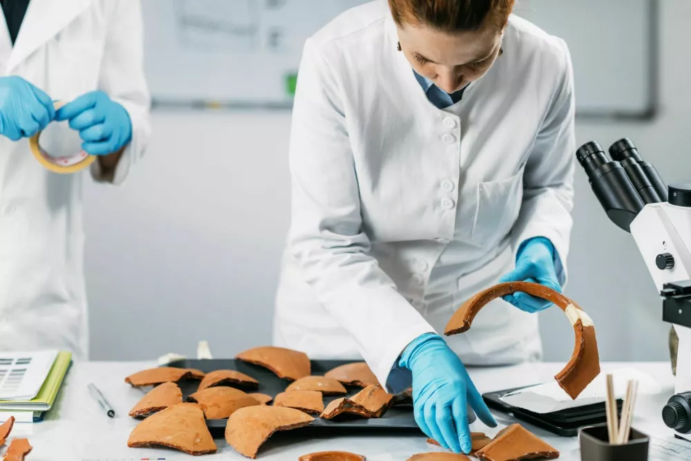 Archeology scientists reconstruct broken pottery in laboratory. / Foto: Microgen