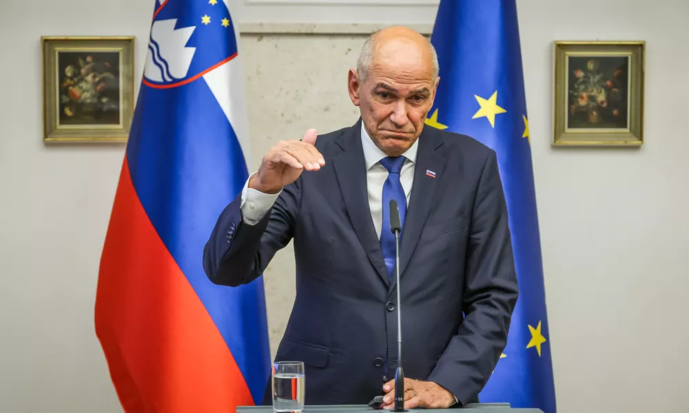 Brdo pri Kranju, Dvorec Brdo.Novinarska konferenca po redni seji vlade, na kateri so se seznanili z jesensko analizo Urada RS za makroekonomske analize in razvoj (Umar) gospodarskih gibanj. Predsednik vlade Janez Jansa. 