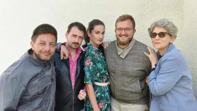 Na zmenek s celo prtljago frustracij