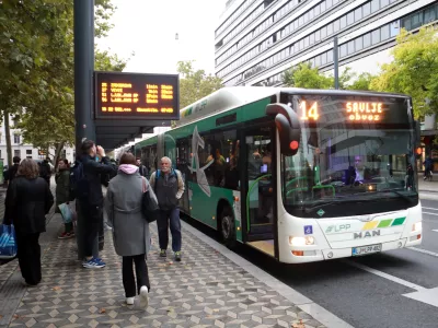10.10.2025 -zapora Dunajske, obvoz, policija, kolesarji, avtobus, NATOFoto: Tomaž Skale