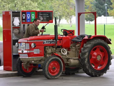 traktor - traktorist - točenje goriva- PETROL bencinski servis - črpalka - gorivo - bencin - cene goriv - spremembe cen naftnih derivatov &middot;podražitve//FOTO: Tomaž Skale