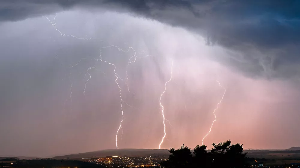 Lightning flashes during a summer thunderstorm in Mossingen, southern Germany, Friday night, July 17, 2026. (Nicklas Walther/dpa via AP) / Foto: Nicklas Walther