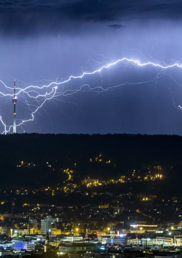 Lightning is seen over the city of Stuttgart, southern Germany, early Saturday, July 27, 2019 as the heat wave in large parts of Europe gives way to storms and heavy rain. (Simon Adomat/dpa via AP) / Foto: Simon Adomat