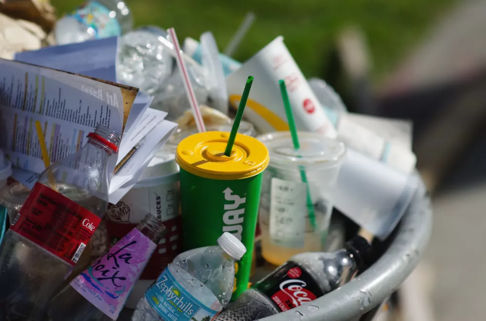Miami - December 6, 2017: Consumer trash from fast-food chains, drinks brands, and plastic water bottles overflows from a public garbage can on the street outside Art Basel Miami Beach art fair. / Foto: Peskymonkey Getty Images