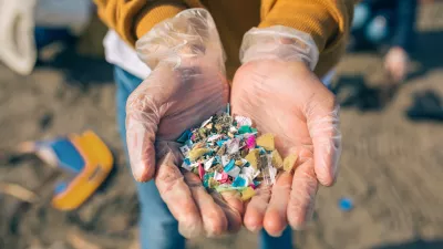 Detail of hands showing microplastics on the beach / Foto: Doble-d