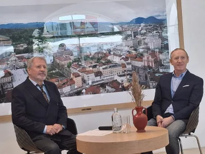 Vito Avgu&scaron;in (levo) na predstavitvi svoje prve knjige o življenju Waldemarja Seuniga z urednikom Tomažem Panger&scaron;ičem Litajem. / Foto: Meta Černoga