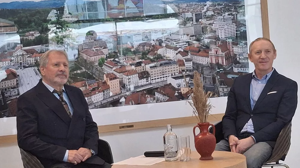 Vito Avgu&scaron;in (levo) na predstavitvi svoje prve knjige o življenju Waldemarja Seuniga z urednikom Tomažem Panger&scaron;ičem Litajem. / Foto: Meta Černoga
