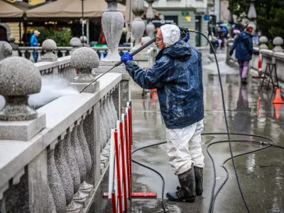 Ljubljana, Tromostovje.Visokotlacno ciscenje Tromostovja.