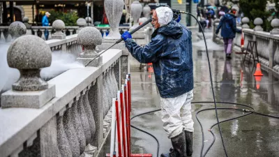 Ljubljana, Tromostovje.Visokotlacno ciscenje Tromostovja.