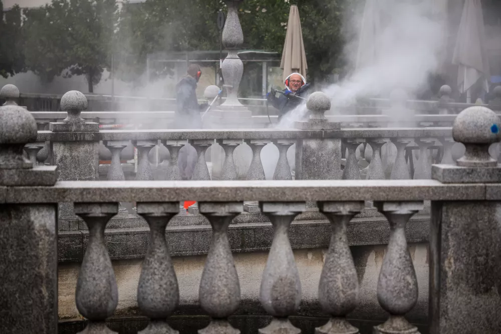 Ljubljana, Tromostovje.Visokotlacno ciscenje Tromostovja.