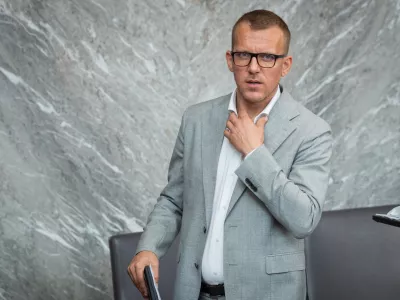 Ljubljana, DZ.Izredna seja DZ, na kateri med drugim obravnavajo predlog zakona o izvajanju uredbe EU o ustanovitvi skupnega podjetja za evropsko visokozmogljivostno racunalnistvo.Poslanec Resnice Boris Mijic.