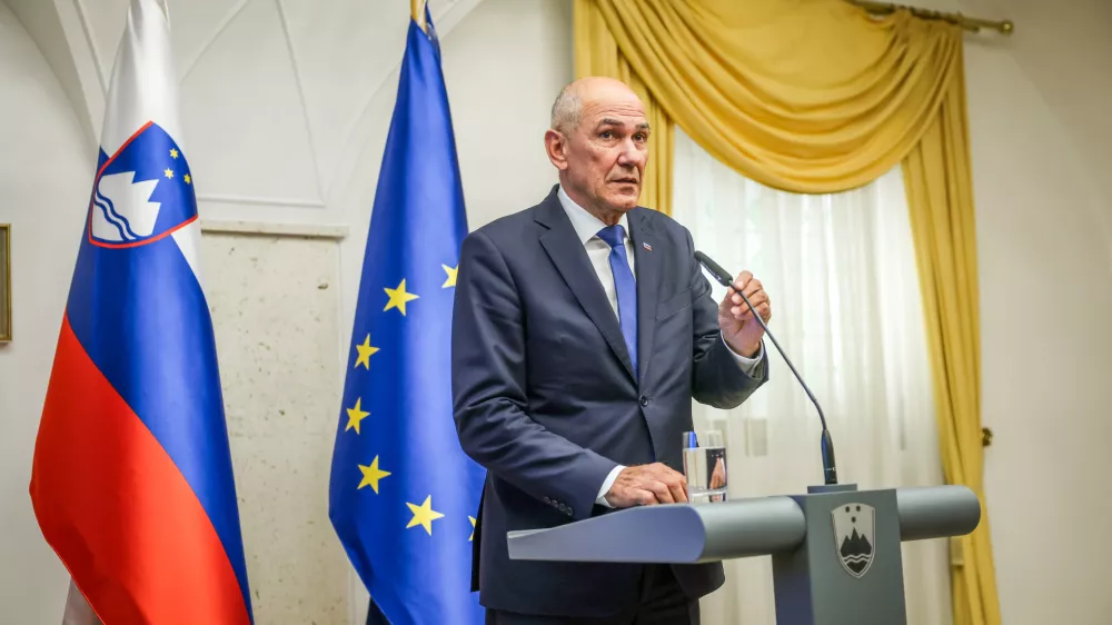 Brdo pri Kranju, Dvorec Brdo.Novinarska konferenca po redni seji vlade, na kateri so se seznanili z jesensko analizo Urada RS za makroekonomske analize in razvoj (Umar) gospodarskih gibanj.Predsednik vlade Janez Jansa.