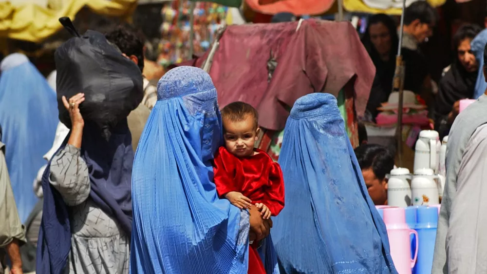 - Afganistan 2004 - burke - muslimansko žensko pokrivalo - muslimani,//FOTO: Tomaž Skale