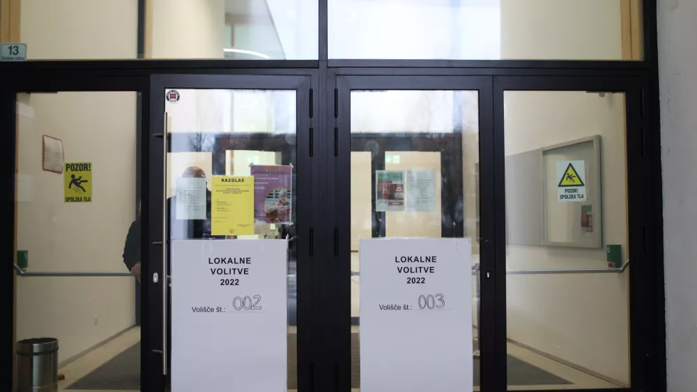- &Scaron;portna dvorana Menge&scaron;- 04.12.2022 - Lokalne volitve 2022 - drugi krog - volitve župana //FOTO: Bojan Veliknja