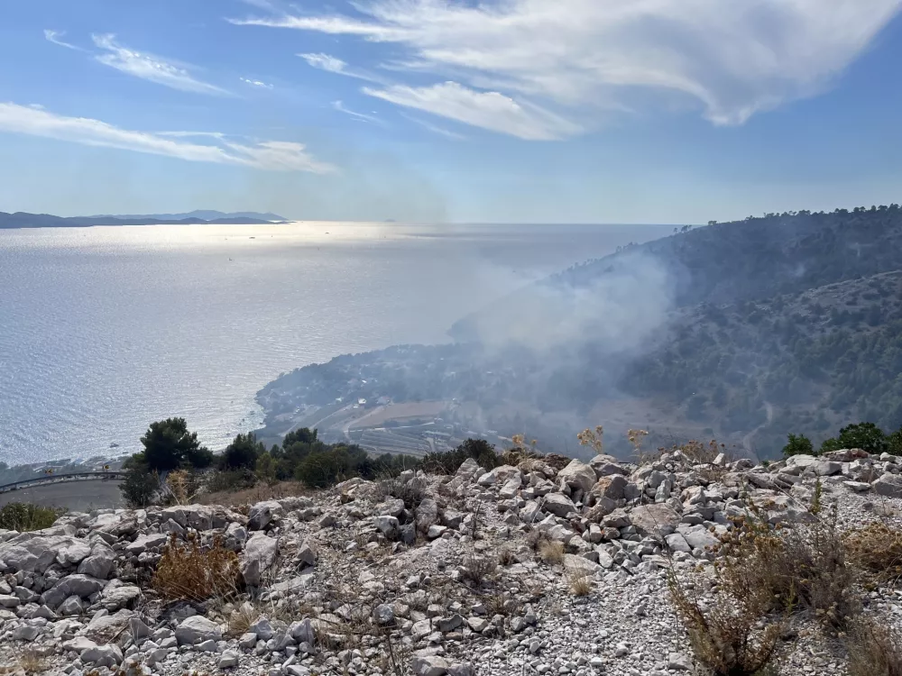 Brac, Hrvaska.Gasenje pozara z letalom v kraju Vela Farska na hrvaskem otoku Brac.