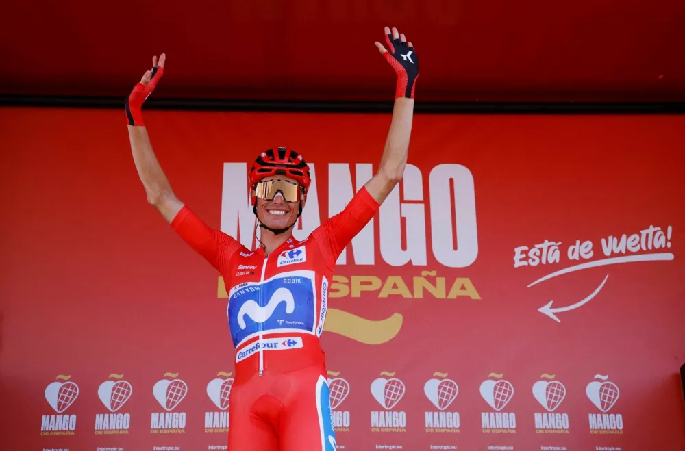 Cycling - Vuelta a Espana - Stage 21 - Granada to Granada - Granada, Spain - September 13, 2026 Movistar Team's Enric Mas wearing the red jersey before the start of stage 21 REUTERS/Marcelo Del Pozo   TPX IMAGES OF THE DAY