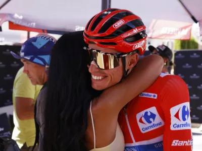 Cycling - Vuelta a Espana - Stage 21 - Granada to Granada - Granada, Spain - September 13, 2026 Movistar Team's Enric Mas wearing the red jersey hugs friend before the start of stage 21 REUTERS/Marcelo Del Pozo