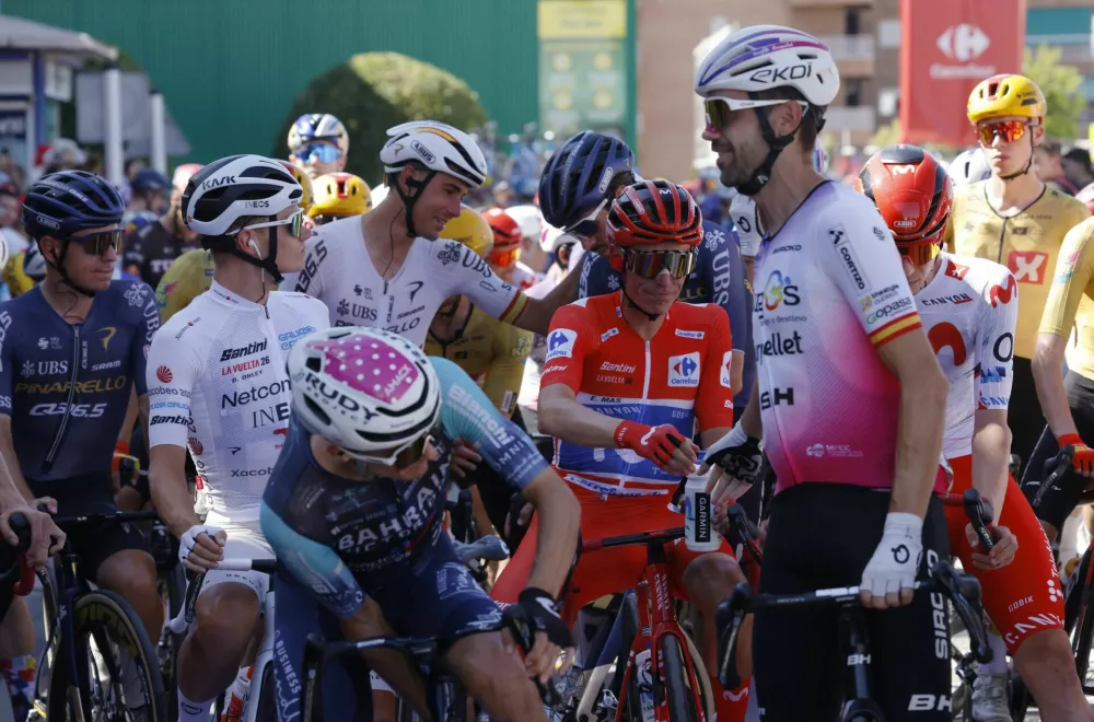 Cycling - Vuelta a Espana - Stage 21 - Granada to Granada - Granada, Spain - September 13, 2026 Movistar Team's Enric Mas wearing the red jersey and riders before the start of stage 21 REUTERS/Marcelo Del Pozo