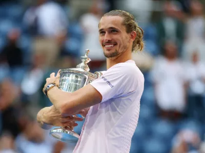 Tennis - U.S. Open - Flushing Meadows, New York, United States - September 13, 2026 Germany's Alexander Zverev celebrates with the trophy after winning the men's singles final against Ben Shelton of the U.S. REUTERS/Mike Segar   TPX IMAGES OF THE DAY