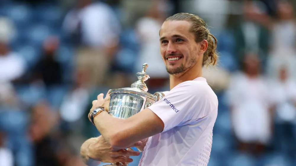 Tennis - U.S. Open - Flushing Meadows, New York, United States - September 13, 2026 Germany's Alexander Zverev celebrates with the trophy after winning the men's singles final against Ben Shelton of the U.S. REUTERS/Mike Segar   TPX IMAGES OF THE DAY