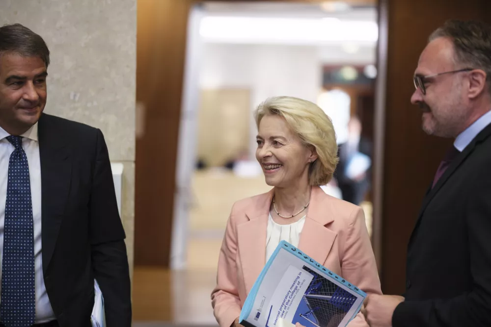 Belgija, Bruselj.Srecanje kolegija Evropske komisije.Komisar EU za kohezijo in reforme Raffaele Fitto, predsednica Evropske komisije Ursula von der Leyen in komisar za energijo in stanovanja Dan Jorgensen v pogovoru pred zacetkom srecanja.