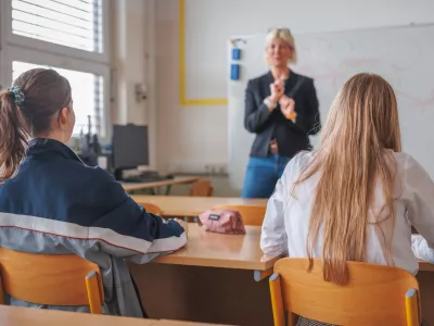 V raziskavi sodelujejo večinoma srednje&scaron;olci, nekaj pa je tudi osnovno&scaron;olcev, saj je glavni kriterij starost otroka. / Foto: Istock