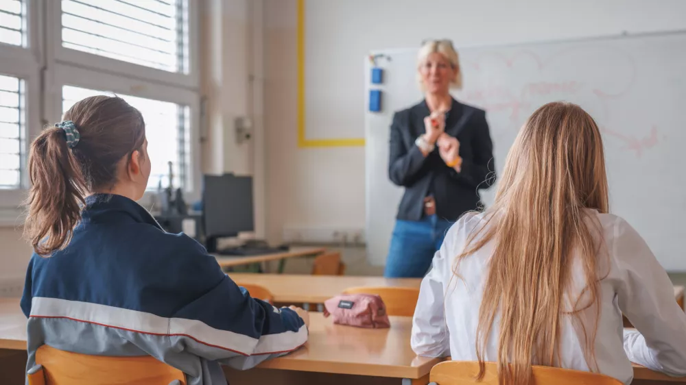 V raziskavi sodelujejo večinoma srednje&scaron;olci, nekaj pa je tudi osnovno&scaron;olcev, saj je glavni kriterij starost otroka. / Foto: Istock