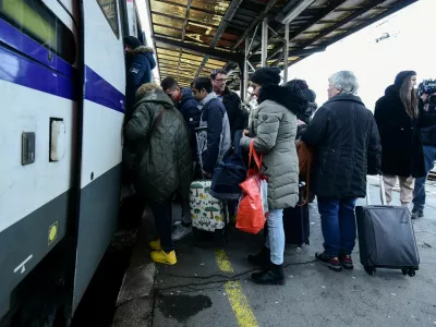 Gneča na vlaku iz Zagreba v Split je bila včeraj neizmerna, celo zmanjkalo je kart. Nekateri so tako morali več ur čakati na naslednjega. 