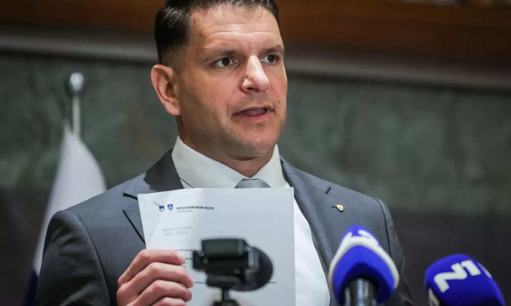 Ljubljana, DZ.Izredna seja DZ, na kateri so obravnavali zahtevo Specializiranega drzavnega tozilstva za odlocitev o dovoljenju za zacetek kazenskega postopka zoper poslanca Svobode Roberta Goloba v zadevi Bobnar.Izjava za medije predsednika DZ Zorana Stevanovica.