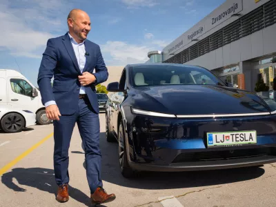 Ljubljana, Tesla Center Ljubljana.Minister za infrastrukturo in energetiko Jernej Vrtovec je obiskal Tesla Center Ljubljana, kjer je preizkusil napredni sistem avtonomne voznje pod nadzorom (FSD Supervised) in se seznanil z njegovim delovanjem v praksi.