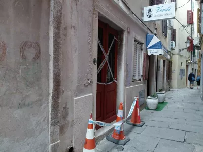 Vhod v večstanovanjsko hi&scaron;o na Verdijevi v Piranu je bil do prihoda družine, katerih stanovanje je povsem uničeno, zapečateno. F Vesna Levičnik