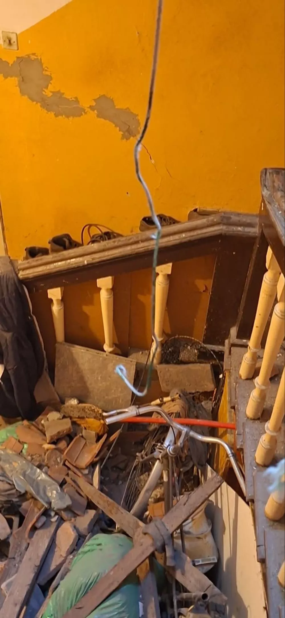 Stopni&scaron;če do zgornjega stanovanja je povsem zasuto. F arhiv