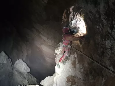 na robu brezna v spečem dinozavru, jamarji, kanin