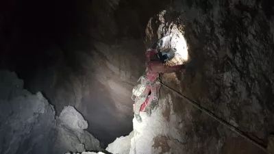 na robu brezna v spečem dinozavru, jamarji, kanin
