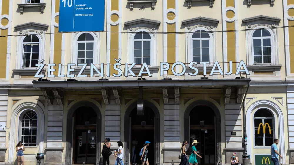 - 09.08.2022 &ndash; Železni&scaron;ka postaja Ljubljana &ndash; stavba  //FOTO: Luka Cjuha