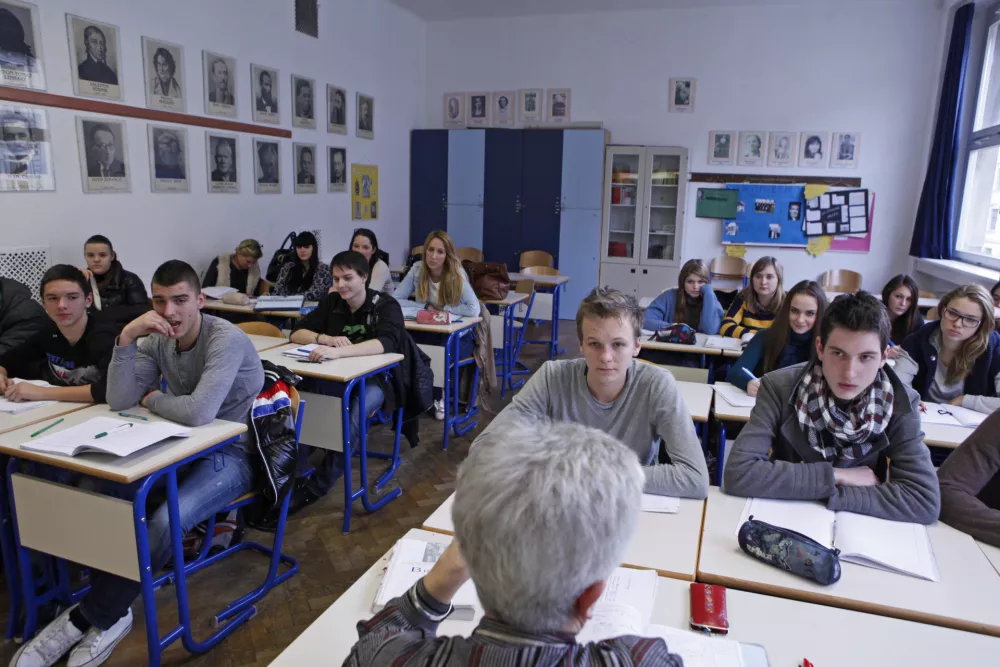- &scaron;olstvo - dijaki - srednje&scaron;olci - pouk - razred- Ekonomska &scaron;ola Ljubljna, Pre&scaron;ernova ulica 6//FOTO: Luka Cjuha