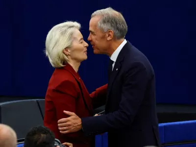 Canadian Prime Minister Mark Carney is congratulated by European Commission President Ursula von der Leyen after his speech at the European Parliament in Strasbourg, France September 17, 2026. REUTERS/Yves Herman   TPX IMAGES OF THE DAY