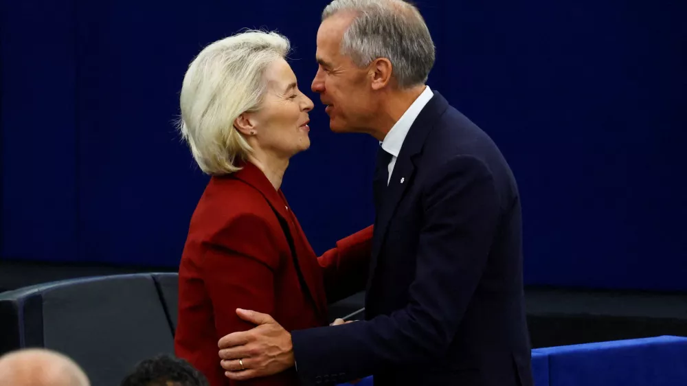 Canadian Prime Minister Mark Carney is congratulated by European Commission President Ursula von der Leyen after his speech at the European Parliament in Strasbourg, France September 17, 2026. REUTERS/Yves Herman   TPX IMAGES OF THE DAY