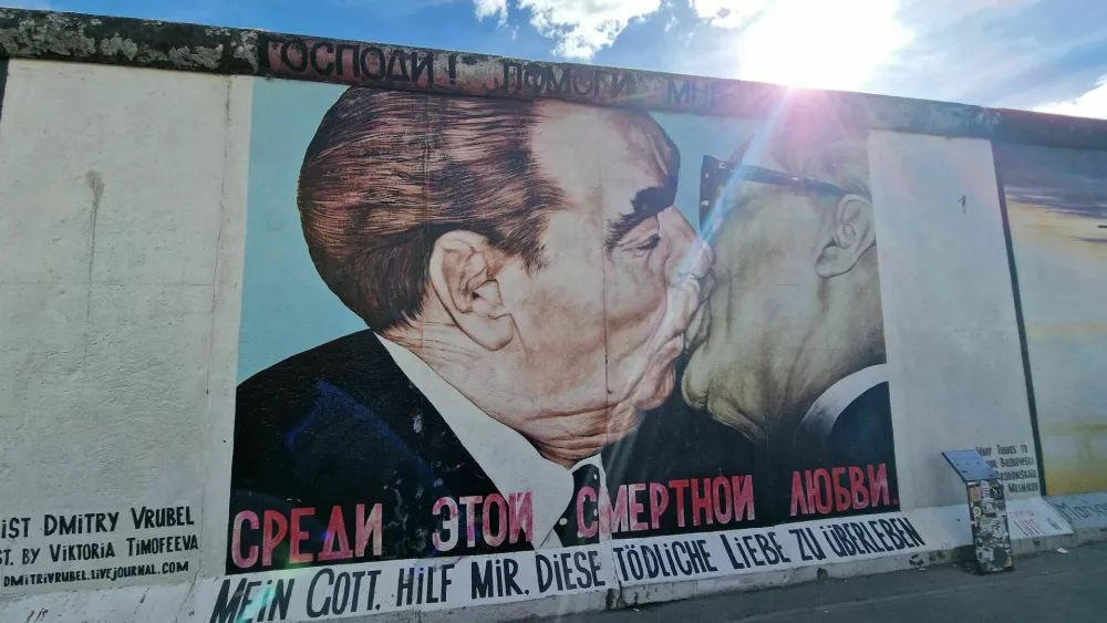 Mural poljuba Brežnjev Honecker na Berlinskem zidu