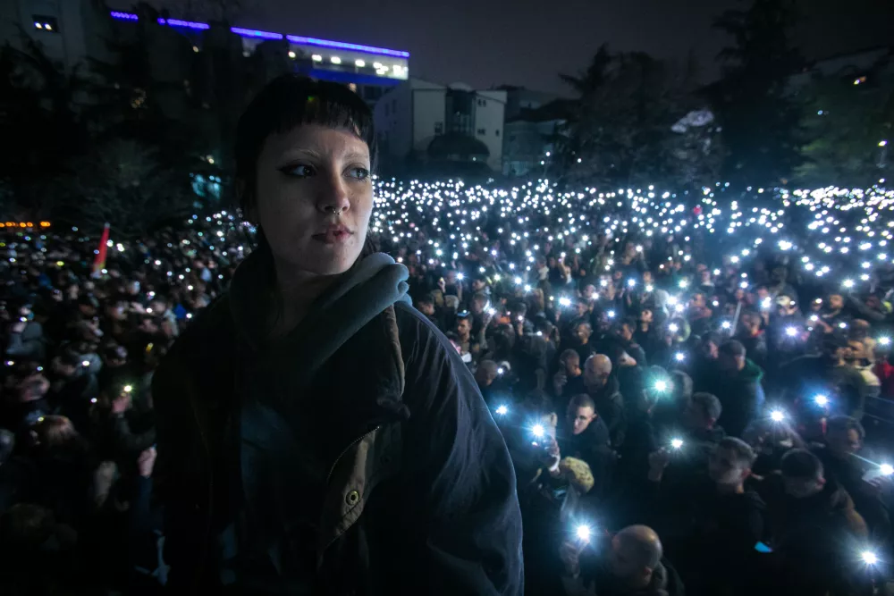 15 minut ti&scaron;ine za umrle v Novem Sadu15.3.2025 - Beograd - Srbija - &scaron;tudentski protest - največji shod v zgodovini Srbije.&Scaron;tudentski protesti in blokade fakultet v Srbiji so se raz&scaron;irili na vsa večja mesta (Beograd, Novi Sad, Ni&scaron;, Kragujevac) zaradi nesreče na novosadski železni&scaron;ki postaji. Zahtevajo objavo dokumentacije o prenovi, ustavitev pregona aretiranih protestnikov in kaznovanje napadalcev. Pridružilo se je okoli 60 fakultet. Oblasti trdijo, da so zahteve izpolnjene, kar &scaron;tudenti zanikajo.