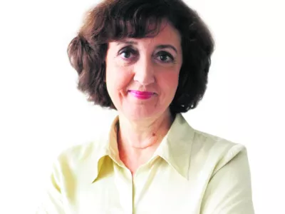 ?Ranka Ivelja, kolumnistka- Dnevnik 2016 - portreti za komentarje in kolumne - kolumnisti - novinarji - novinarka//FOTO: Tomaž Skale------barvno, belo ozadje, za kolumno, PERMANENT!!!