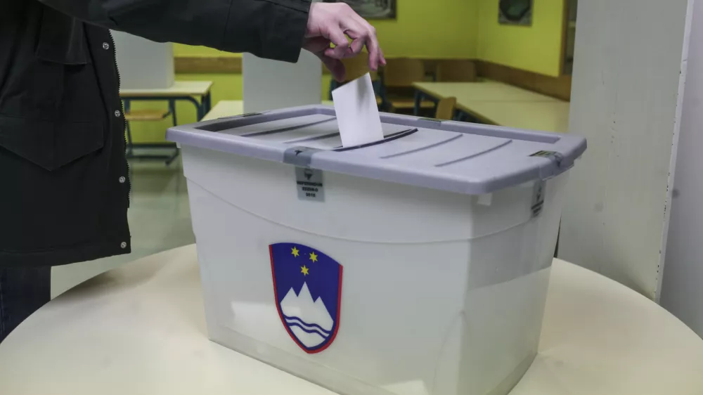 volilna skrinja- 20.12.2015 - referendum o noveli zakona o zakonski zvezi in družinskih razmerjih (ZZZDR-D) -    ///FOTO: Luka Cjuha.